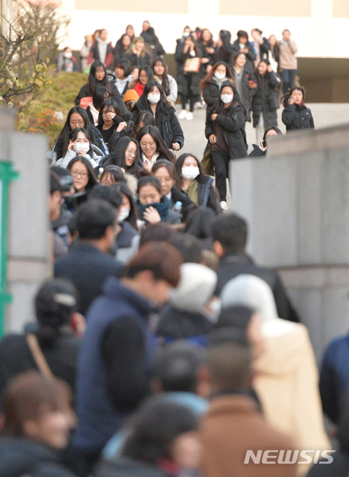 【포항=뉴시스】우종록 기자 = 2018학년도 대학수학능력시험이 종료된 23일 오후 경북 포항시 남구 이동중학교에서 수능시험을 마친 수험생들이 학교를 나오고 있다. 2017.11.23. wjr@newsis.com