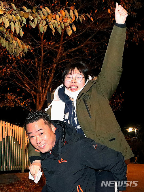 【포항=뉴시스】추상철 기자 = 2018학년도 대학수학능력시험이 실시된 23일 오후 경북 포항시 남구 이동고등학교에서 시험을 마친 수험생들이 환한 미소를 지으며 시험장을 나서고 있다. 2017.11.23. scchoo@newsis.com