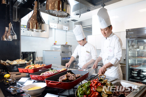 【서울=뉴시스】라마다 프라자 제주 '더 블루 레스토랑'. 