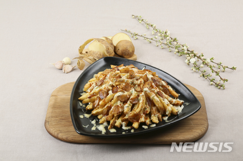 【서울=뉴시스】서울랜드가 운영하는 캐주얼 다이닝 레스토랑 캘리포니아 피자 키친(CPK)의'갈릭버터칩스'. 