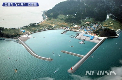 【군산=뉴시스】고석중 기자 = 군산지방해양수산청이 전북 군산시 '연도항 정비공사'를 준공했다고 24일 밝혔다. 이번 공사는 어항 기능 발휘와 안전하고 이용이 편리한 어항 정비를 목표로 총 132억원의 공사비가 투입됐다. 2017.11.24. (사진= 군산해수청 제공) photo@newsis.com