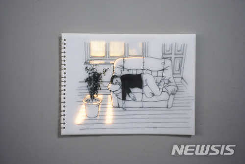 【서울=뉴시스】잠, 2017, 에폭시, 안료, LED, 33x43x2cm