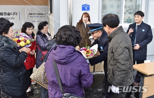 【제천=뉴시스】강신욱 기자 = 24일 충북 제천역 임시역사에서 영업을 시작한 첫날 코레일 충북본부 관계자들이 열차 이용객들을 맞이하고 있다. 코레일은 1971년에 지어진 현 제천역 역사는 철거하고 그 자리에 신축 역사를 건립한다. 2017.11.24. (사진=코레일 충북본부 제공) photo@newsis.com 