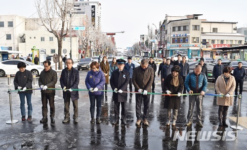 【제천=뉴시스】강신욱 기자 = 24일 충북 제천역 임시역사에서 영업을 시작한 코레일 충북본부 윤성련 본부장 등이 임시역사 영업 개시 행사를 하고 있다. 코레일은 1971년에 지어진 현 제천역 역사를 철거하고 그 자리에 신축 역사를 건립된다. 2017.11.24. (사진=코레일 충북본부 제공) photo@newsis.com