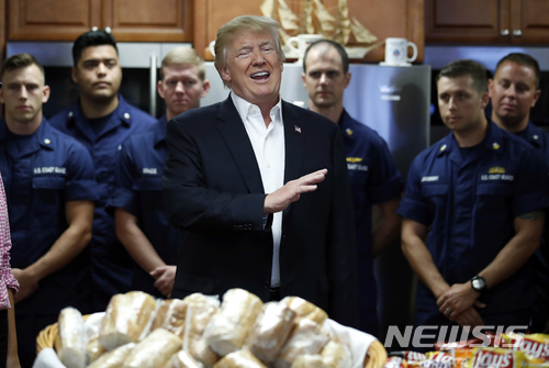 【리비에라비치=AP/뉴시스】23일(현지시간) 도널드 트럼프 대통령이 부인 멜라니아 여사와 함께 플로리다주 리비에라비치에 있는 해안경비대를 방문해 장병들을 격려하고 있다. 2017.11.24