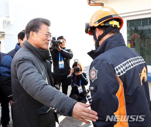 【포항=뉴시스】전진환 기자 = 문재인 대통령이 24일 오전 지진 피해로 특별재난지역으로 지정된 경북 포항시 북구 대성아파트를 찾아 소방대원들을 격려하고 있다. 2017.11.24.&nbsp; amin2@newsis.com 