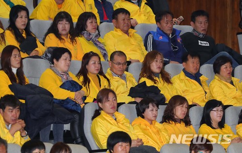 【서울=뉴시스】배훈식 기자 = 사회적 참사 특별법이 상정된 24일 오전 서울 여의도 국회 본회의장에서 열린 제354회 정기회 제13차 본회의에 세월호 참사 유가족들과 가습기 살균제 피해자 가족들이 참관하고 있다. 2017.11.24. dahora83@newsis.com