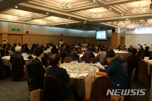 【구미=뉴시스】박홍식 기자 = 한국수자원공사(K-water) 구미단지건설단은 할부대금 무이자 조건으로 구미국가산업5단지(구미 하이테크밸리) 2차 분양을 시작한다고 25일 밝혔다. 경북 구미 센추리호텔에서 분양설명회를 하고 있다. 2017.11.24 (사진=수자원공사 제공) photo@newsis.com