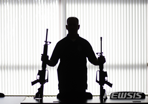 【글렌데일( 미 캘리포니아주) = AP/뉴시스】 지난 해 8월 29일 반테러부대원 한 명이 캘리포니아주에서 압수한 집에서 만든 수제 '유령총'들을 들어보이고 있다. 개비 기포즈 전 하원의원이 조직한 총기규제 단체는 지난 해 11월, 추적 불가능한 번호없는 사제 총기인 '유령총'을 판매하는 인터넷 판매회사 두 곳에 대해 웹사이트를 폐쇄하라고 요구했다.