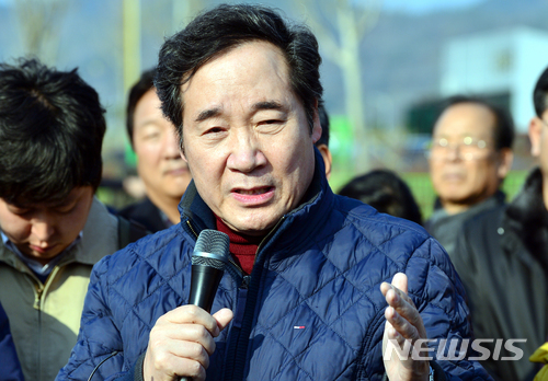 【함평=뉴시스】류형근 기자 = 이낙연 국무총리가 25일 오후 전남 함평군 학교면 월산리에 설치된 '조류인플루엔자(AI) 방역 축산차량 거점소독시설'에서 전남지역 AI 방역 추진상황에 대해 설명을 들은 뒤 당부의 말을 하고 있다. 2017.11.25. hgryu77@newsis.com