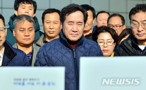【함평=뉴시스】류형근 기자 = 이낙연 국무총리가 25일 오후 전남 함평군 학교면 월산리에 설치된 '조류인플루엔자(AI) 방역 축산차량 거점소독시설'에서 전남지역 AI 방역 추진상황에 대해 설명을 듣고 있다. 2017.11.25. hgryu77@newsis.com