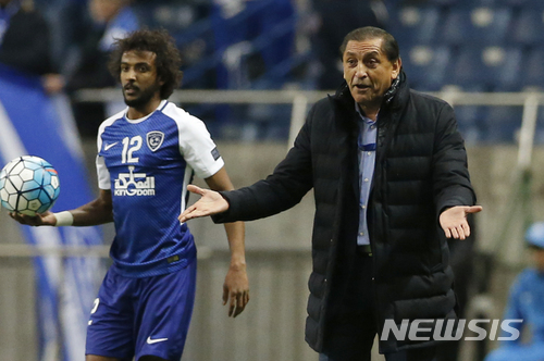 [사이타마=AP/뉴시스] 알 힐랄의 라몬 디아스(오른쪽) 감독이 지난 2017년 11월 25일 일본 사이타마에서 열린 우라와 레즈와 AFC 챔피언스리그 결승전에서 선수들을 지휘하고 있다. 2022.02.15.