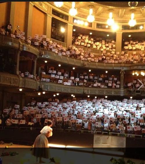 【서울=뉴시스】 강수진 슈투트가르트 발레단 지난해 7월22일 고별무대 관객 이벤트. 2017.11.24. (사진 = 슈투트가르트 발레단 페이스북 제공) photo@newsis.com 