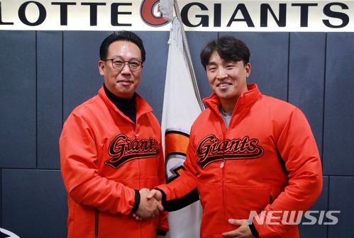 【서울=뉴시스】 프로야구 롯데 자이언츠와 계약기간 4년, 총액 98억원에 자유계약선수(FA) 계약을 체결한 손아섭. (사진 = 롯데 자이언츠 제공)