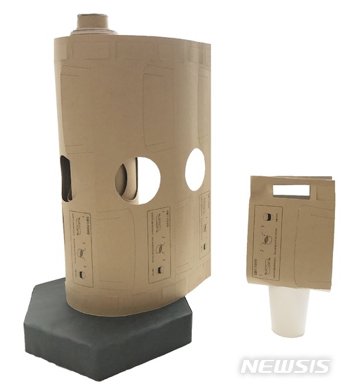 【서울=뉴시스】예일디자인고 3학년 손예은, 이승빈양이 개발한 '테이크아웃 만능 캐리어'. 2017.11.26. (사진 = 서울시 제공) photo@newsis.com