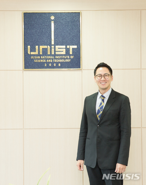 【울산=뉴시스】박일호 기자 =&nbsp; UNIST(울산과학기술원) 전기전자컴퓨터공학부의 변영재 교수팀이 '평면에 무늬를 새겨 넣는 것만으로 금속 통신이 가능하다’는 사실을 발견했다. 사진은 변영재 교수. 2018.06.20. (사진=UNIST 제공) photo@newsis.com