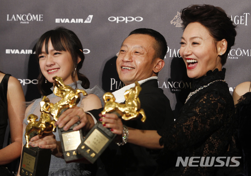 【타이베이(대만)=AP/뉴시스】대만의 14살 여배우 비키 첸(文淇, 왼쪽)과 감독 양야저(楊雅喆), 홍콩 여배우 카라 와이(惠英紅) 등 영화 혈관음 출연진이 25일 타이베이에서 열린 54회 금마장 영화제에서 최우수 여우조연상과 최우수각본상, 최우수여우주연상을 각각 수상한 뒤 기념촬영하고 있다. 비키 첸은 영화 혈관음(血觀音, The Bold, The Corrupt, and The Beautiful)에서 성폭행 장면을 목격하고 양심에 따라 이를 증언해야 하는지, 일자리를 지키기 위해 침묵할 것인지 고민하는 호텔 메이드 역할로 출연, 베테랑 여배우들을 물리치고 여우조연상을 차지했다. 2017.11.26
