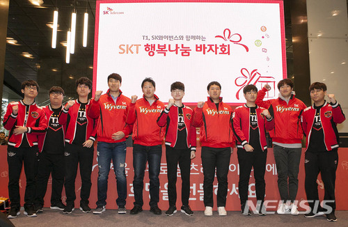 【서울=뉴시스】 SK텔레콤 행복나눔바자회에 참가한 e-스포츠단인 T1과 SK와이번스 선수들이 함께 힘을 모아 행복 나눔을 통한 이웃사랑 실천을 다짐했다. 2017.11.26. (사진=SK텔레콤 제공)photo@newsis.com