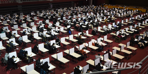 【수원=뉴시스】이정선 기자 = 26일 오전 경기 수원 경희대학교 국제캠퍼스에서 실시된 2018학년도 대입 논술고사에서 수험생들이 시험을 치르고 있다. 2017.11.26. ppljs@newsis.com