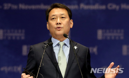 【인천=뉴시스】임태훈 기자 = 이광재 여시재 원장이 26일 오전 인천 파라다이스시티호텔에서 '미래로 연결된 동북아의 길: 나비 프로젝트'를 주제로 열린 '2017 여시재 포럼'에서 '세계 평화와 번영을 위한 여시재의 꿈'을 발표하고 있다. 2017.11.26.&nbsp; taehoonlim@newsis.com