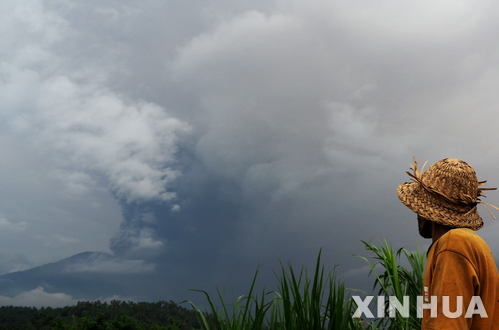 【발리(인도네시아)=신화/뉴시스】인도네시아 발리의 아궁 화산이 26일 또다시 분화, 4000m 상공까지 화산재를 분출하고 있다. 인도네시아 재난관리 당국은 이날 발리의 비행경보를 오렌지색 경보에서 적색 경보로 격상시켰다. 제트스타와 KLM, 콴타스, 버진항공 등 항공사들이 발리를 잇는 항공편 일부를 취소하면서 수천명의 관광객들이 발리 국제공항에 발이 묶였다. 2017.11.26…………