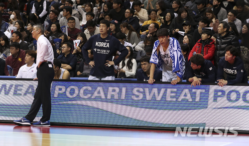 【고양=뉴시스】최진석 기자 = 26일 오후 경기 고양실내체육관에서 열린 '2019 FIBA 농구 월드컵 아시아 예선' 중국과 대한민국의 경기, 허재 감독을 비롯한 선수들이 패색이 짙어지자 허탈한 표정을 짓고 있다. 2017.11.26. myjs@newsis.com
