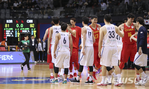 【고양=뉴시스】최진석 기자 = 26일 오후 경기 고양실내체육관에서 열린 '2019 FIBA 농구 월드컵 아시아 예선' 중국과 대한민국의 경기애서 81-92로 패한 한국 선수들과 중국 선수들이 대조를 이루고 있다. 2017.11.26. myjs@newsis.com