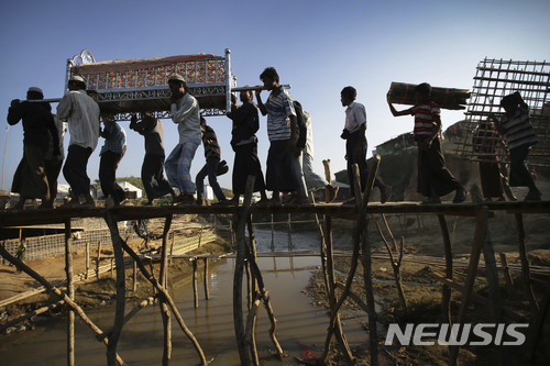 【쿠투팔롱=AP/뉴시스】방글라데시 쿠투팔롱 난민수용소에서 26일 로힝야 난민의 관이 운반되고 있다. 2017.11.29.
