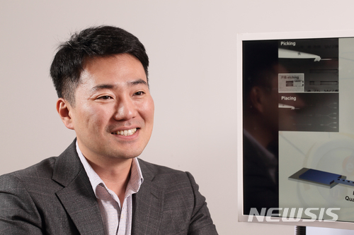 【울산=뉴시스】구미현 기자 =&nbsp; UNIST(울산과학기술원)는 자연과학부 김제형 교수가 미국 메릴랜드대의 에도 왁스(Edo Waks) 교수팀과 공동으로 양자정보 처리에 이용할 양자 광소자에 필요한 핵심 기술을 개발했다고 27일 밝혔다. 2017.11.27. (사진=UNIST 제공) photo@newsis.com