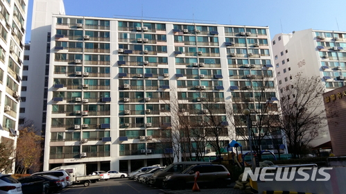 【서울=뉴시스】박대로 기자 = 27일 오후 서울 송파구 거여1단지 아파트단지 안에 다수의 베란다형 태양광 발전기가 설치돼있다. photo@newsis.com