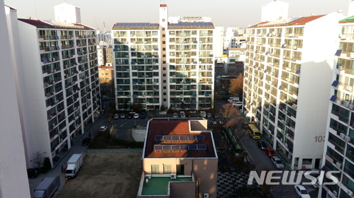 【서울=뉴시스】박대로 기자 = 27일 오후 서울 송파구 거여1단지 아파트단지 안에 다수의 태양광 발전기가 설치돼있다. photo@newsis.com