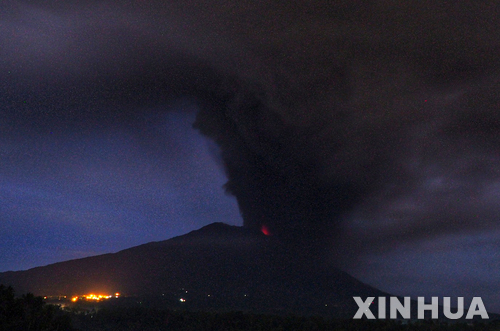 【발리(인도네시아)=신화/뉴시스】인도네시아 발리의 아궁화산이 26일 화산재를 내뿜고 있다. 인도네시아 국가방재청(PNDB)은 27일 아궁 화산에서 마그마가 분출됨에 따라 위험 경보를 최고 등급으로 올리고 반경 10㎞ 이내의 모든 주민에 즉각 대피를 명령했다. 또 발리 국제공항에 대해서도 24시간 폐쇄를 명령하고 상황을 보아 28일 재개 여부를 결정할 것이라고 밝혔다. 2017.11.27