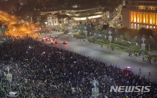 【부카레스트 (루마니아) = AP/뉴시스】 = 루마니아의 수도 부카레스트의 대규모 시위대가 26일 밤정부 청사 앞에서 시위를 벌이고 있다. 이 날 전국 주요 도시에서는 정부고관의 부정부패를 처벌하는 규정이 약화된 정부의 법개정에 반대하는 집회가 열렸다.&nbsp; 