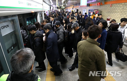 【서울=뉴시스】박진희 기자 = 27일 오전 8시20분께 서울 지하철 2호선 신림역에서 사당역 방향에서 발생한 단전사고 영향으로 을지로3가역 승차장에서 시민들이 전동차 출발을 기다리며 불편을 겪고 있다. 2017.11.27.pak7130@newsis.com