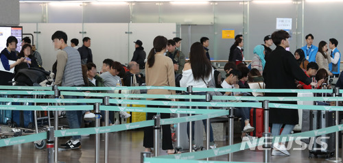 【인천공항=뉴시스】홍찬선 기자 = 인도네시아 발리섬의 아궁 화산 분출과 관련해 27일 인천공항을 출발하는 덴파사르공항행 여객기 전편이 결행됐다. 이날 인천공항에서 발리행 여객기에 탑승 예정이었던 승객들이 출국장에서 대기하고 있다. 2017.11.27. mania@newsis.com