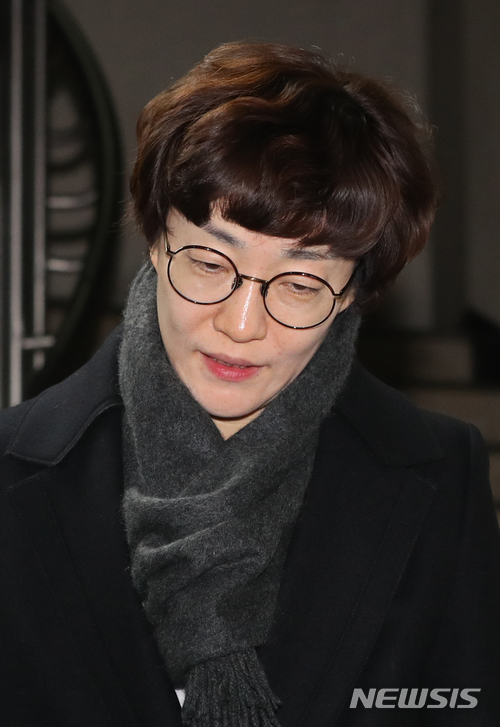 【서울=뉴시스】임태훈 기자 = 박근혜 전 대통령의 국선변호인단의 박승길 변호사가 27일 오전 서울 서초구 서울중앙지방법원에서 '국정농단 정점' 박근혜 전 대통령 90차 공판이 연기되자 법원을 나서고 있다. 서울구치소에 수감 중인 박 전 대통령은 건강상의 이유를 들어 불출석 사유서를 제출했다. 2017.11.27. taehoonlim@newsis.com