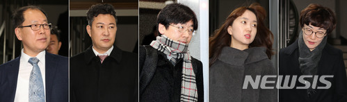 【서울=뉴시스】임태훈 기자 = 박근혜 전 대통령의 국선변호인단이 27일 오전 서울 서초구 서울중앙지방법원에서 '국정농단 정점' 박근혜 전 대통령 90차 공판이 연기되자 법원을 나서고 있다.&nbsp; 서울구치소에 수감 중인 박 전 대통령은 건강상의 이유를 들어 불출석 사유서를 제출했다.&nbsp; 왼쪽부터 조현권, 강철구, 남현우, 김혜영, 박승길 변호사. 2017.11.27. taehoonlim@newsis.com