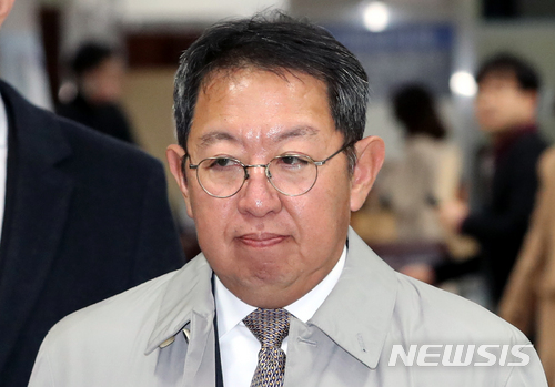 【서울=뉴시스】김선웅 기자 = 이석수 전 특별감찰관이 지난해 11월27일 서울 서초구 서울중앙지법에서 열린 우병우 전 청와대 민정수석에 대한 '국정농단 방조' 공판에 증인으로 출석하고 있다. 2017.11.27. mangusta@newsis.com