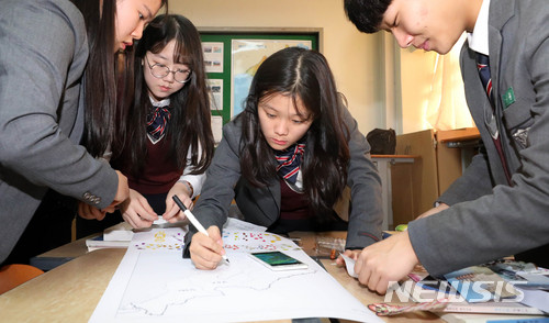 【서울=뉴시스】추상철 기자 = 27일 오후 고교학점제 선택형 교육과정 우수학교인 서울 강서구 한서고등학교에서 학생들이 참여형 수업을 받고 있다. 2017.11.27. scchoo@newsis.com