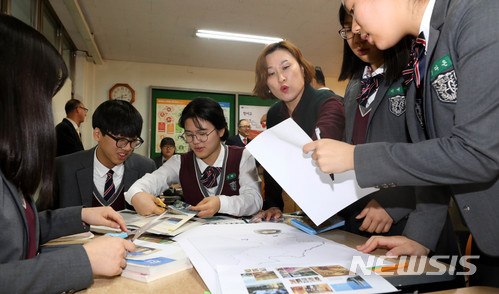 뒤로 밀린 '수능절대평가'…文교육공약 1호 '고교학점제'도 발목