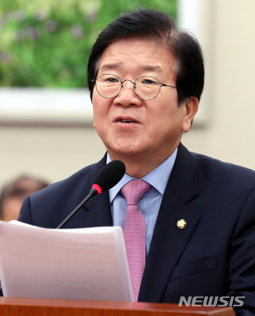 【서울=뉴시스】박영태 기자 = 27일 서울 영등포구 여의도 국회에서 진행된 외교통일위원회 전체회의에서 박병석 의원이 법률안 제안설명을 하고 있다. 2017.11.27.since1999@newsis.com