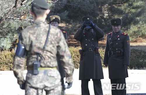 【파주=뉴시스】 사진공동취재단 = 지난 13일 북한군 병사가 판문점 공동경비구역(JSA)을 통해 귀순했던 사건이 일어난 가운데 27일 오전 판문점 사건 현장 인근에서 북한군 병사들이 남측 상황을 살펴보고 있다. 2017.11.27.&nbsp; photo@newsis.com