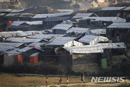 【잠톨리=AP/뉴시스】로힝야족 남성과 아이들이 지난 11월27일 방글라데시 잠톨리에 있는 난민촌 옆을 걸어가고 있다. 2017.12.08 