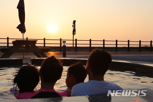 【서울=뉴시스】인천 강화군 석모도 미네랄 온천 노천탕에서 바라본 서해 일몰. (사진=한국관광공사 제공) 