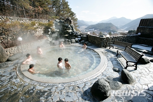 [서울=뉴시스] 충주온천 노천탕. 위 사진은 기사와 관계없음 (사진=뉴시스 DB). photo@newsis.com