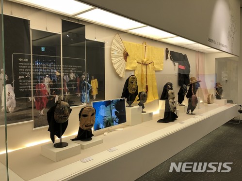 【고성(경남)=뉴시스】신정철 기자 = 경남 고성탈박물관이 청와대 사랑채에서 지난 25일부터 2018년 2월 4일까지 ‘민중의 신명, 탈에서 꽃피우다’ 특별전를 열고 있다. 이번 전시는 청와대 사랑채를 방문하는 국내외 관람객에게 한국 전통문화를 대표하는 탈의 아름다움과 탈이 대표하는 서민사회의 신명을 소개하기 위해 마련됐다.2017.11.28.(사진=고성군 제공) photo@newsis.com