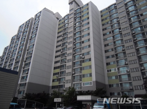 【서울=뉴시스】= 서울 성북구 돈암동 632 돈암풍림 105동 9층 905호가 경매에 림왔다. 1995년 5월 준공한 6개동 769가구 단지로 해당 물건은 16층 건물 중 9층이다. 전용면적은 59.6㎡, 방 3개 욕실 1개 복도식 구조다. 