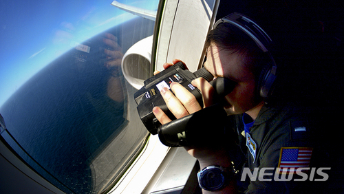 【부에노스아이레스( 아르헨티나) = AP/뉴시스】 = 실종된 아르헨티나 잠수함의 흔적을 찾기 위해 출동한 미 해군 수색기에서 지난 11월 27일 한 병사가 망원경으로 해상을 수색하고 있다 (아르헨 해군제공 사진) . 