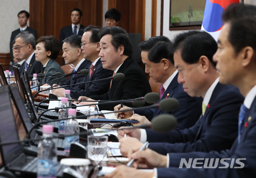 【서울=뉴시스】고승민 기자 = 이낙연 국무총리가 28일 오전 서울 종로구 정부서울청사에서 열린 국무회의를 주재하고 있다. 2017.11.28. kkssmm99@newsis.com