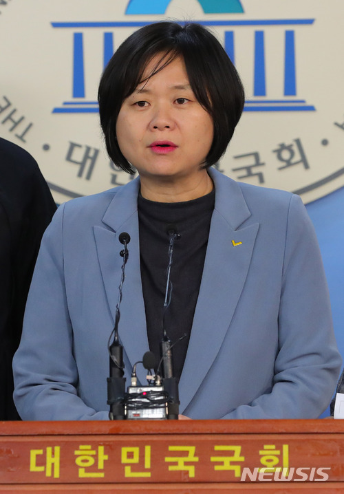 【서울=뉴시스】배훈식 기자 = 28일 오전 서울 여의도 국회 정론관에서 이정미 정의당 대표가 민주노총, 한국노총과 함께 근로기준법 개정안 반대 기자회견을 하고 있다. 2017.11.28. dahora83@newsis.com